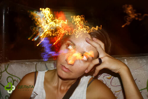 галлюцинации у девушки